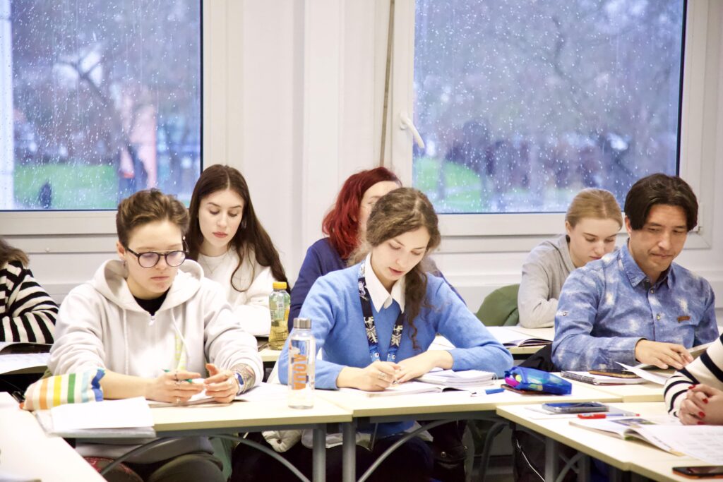 étudiants au travail sur fond fenêtres pluie